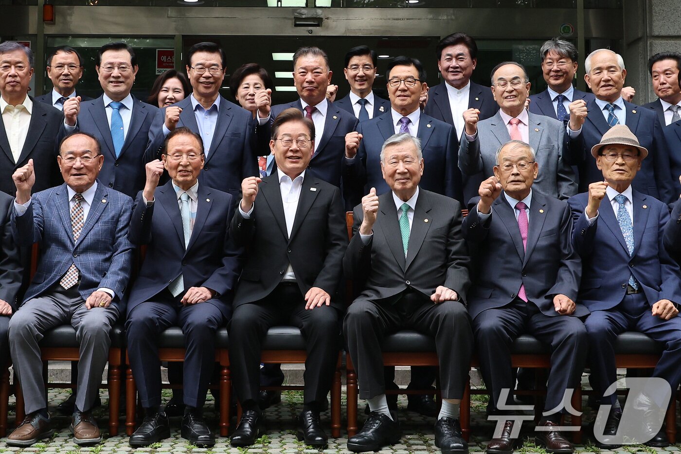 본문 이미지 - 이재명 더불어민주당 대통령 후보가 19일 서울 용산구 대한노인회관에서 이중근 회장을 비롯한 회장단과 기념촬영 하고 있다. &#40;공동취재&#41; 2025.5.19/뉴스1 ⓒ News1 안은나 기자