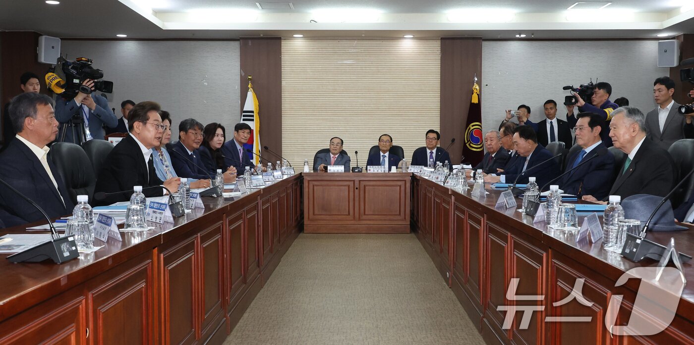 본문 이미지 - 이재명 더불어민주당 대통령 후보가 19일 서울 용산구 대한노인회관에서 이중근 회장을 비롯한 회장단과 간담회를 하고 있다. &#40;공동취재&#41; 2025.5.19/뉴스1 ⓒ News1 안은나 기자