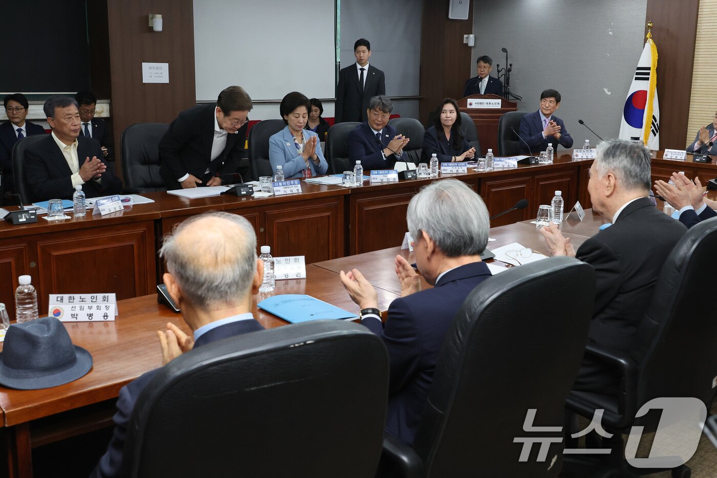 본문 이미지 - 이재명 더불어민주당 대통령 후보가 19일 서울 용산구 대한노인회관에서 열린 이중근 회장을 비롯한 회장단과의 간담회에서 발언을 마친 뒤 인사하고 있다. &#40;공동취재&#41; 2025.5.19/뉴스1 ⓒ News1 안은나 기자