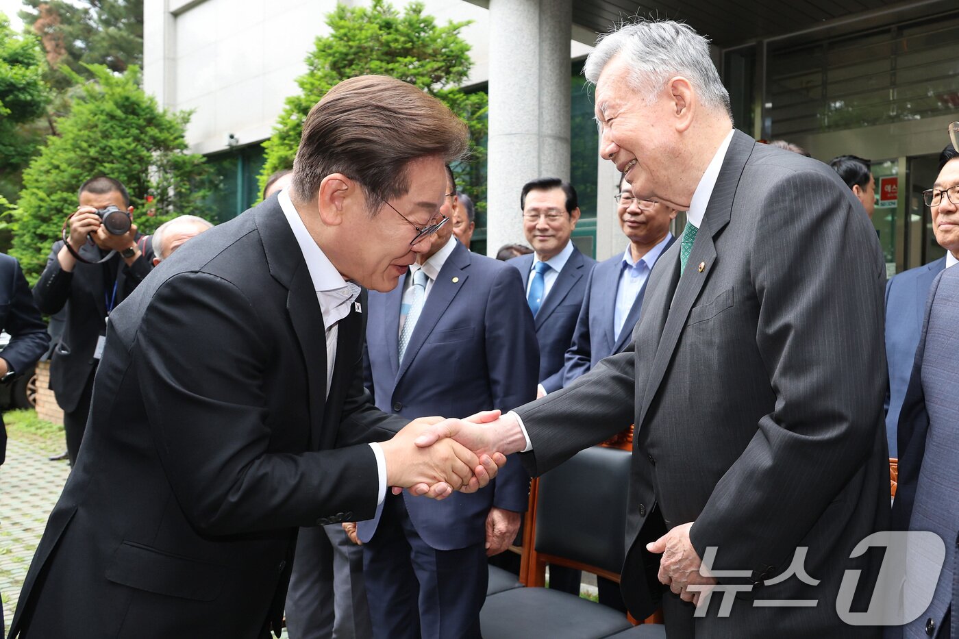 본문 이미지 - 이재명 더불어민주당 대통령 후보가 19일 서울 용산구 대한노인회관을 찾아 이중근 회장과 인사를 나누고 있다. &#40;공동취재&#41; 2025.5.19/뉴스1 ⓒ News1 안은나 기자