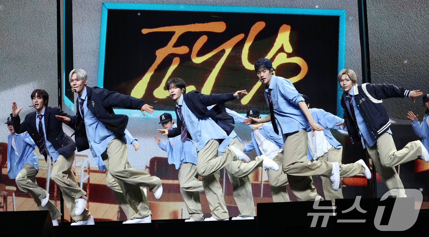 본문 이미지 - 라이즈(RIIZE)가 19일 오전 서울 용산구 블루스퀘어에서 가진 첫 정규 앨범 '오디세이(ODYSSEY)' 발매 기념 쇼케이스에서 타이틀 곡 'Fly Up'(플라이 업)을 선보이고 있다, 2025.5.19/뉴스1 ⓒ News1 권현진 기자