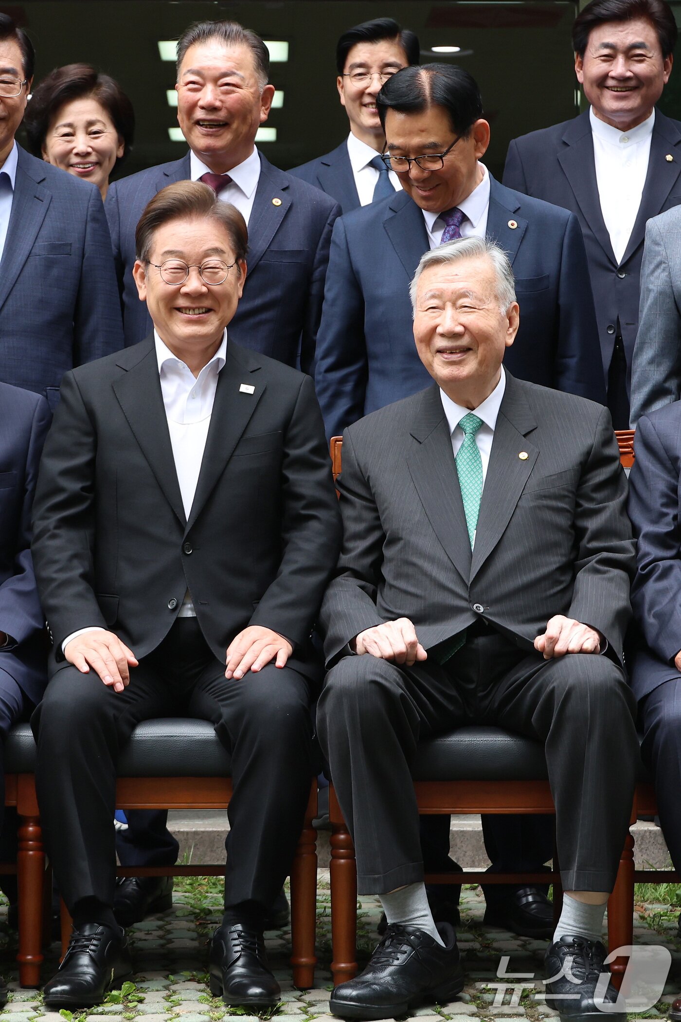 본문 이미지 - 이재명 더불어민주당 대통령 후보가 19일 서울 용산구 대한노인회관에서 이중근 회장을 비롯한 회장단과 기념촬영 하고 있다. &#40;공동취재&#41; 2025.5.19/뉴스1 ⓒ News1 안은나 기자