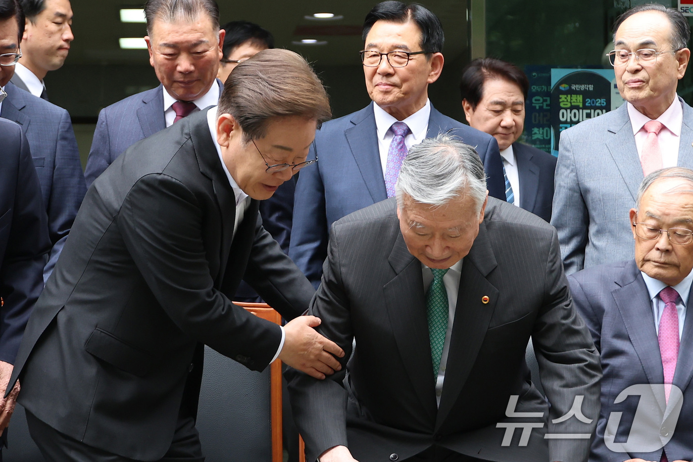 (서울=뉴스1) 안은나 기자 = 이재명 더불어민주당 대통령 후보가 19일 서울 용산구 대한노인회관을 방문, 기념촬영 자리에 앉는 이중근 회장과 함께 하고 있다. (공동취재) 202 …