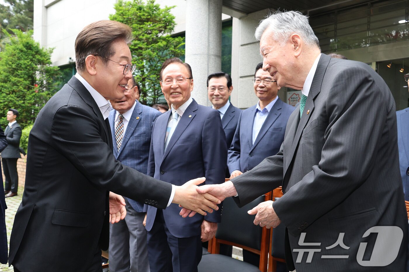 본문 이미지 - 이재명 더불어민주당 대통령 후보가 19일 서울 용산구 대한노인회관을 찾아 이중근 회장과 인사를 나누고 있다. &#40;공동취재&#41; 2025.5.19/뉴스1 ⓒ News1 안은나 기자
