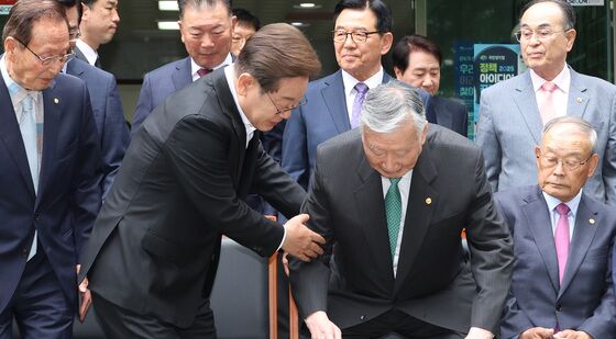 이중근 대한노인회장 부축하는 이재명 후보