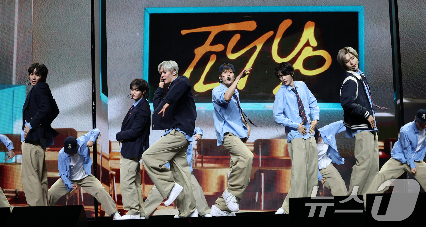 (서울=뉴스1) 권현진 기자 = 라이즈(RIIZE)가 19일 오전 서울 용산구 블루스퀘어에서 가진 첫 정규 앨범 '오디세이(ODYSSEY)' 발매 기념 쇼케이스에서 타이틀 곡 'F …