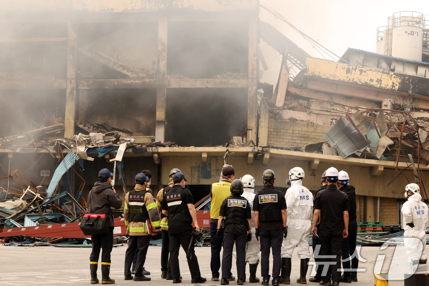 (광주=뉴스1) 이승현 기자 = 19일 오전 광주 광산구 소촌동 금호타이어 광주공장 화재 현장에 감식을 위해 국립과학수사연구원(국과수)이 현장을 살피고 있다. 2025.5.19/뉴 …