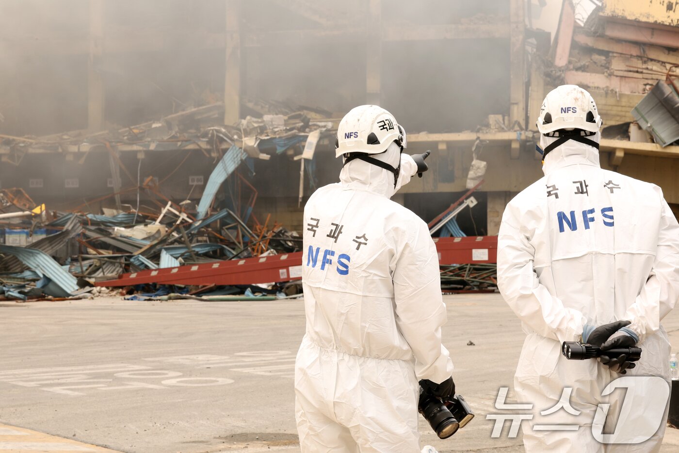 본문 이미지 - 19일 오전 광주 광산구 소촌동 금호타이어 광주공장 화재 현장에 감식을 위해 국립과학수사연구원&#40;국과수&#41;이 현장을 살피고 있다. 2025.5.19/뉴스1 ⓒ News1 이승현 기자