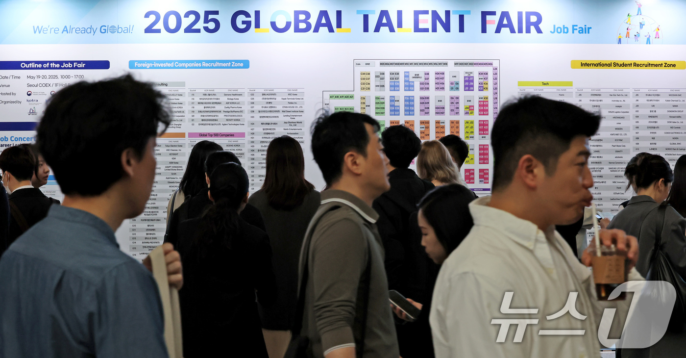 (서울=뉴스1) 장수영 기자 = 19일 오전 서울 강남구 코엑스에서 열린 2025 글로벌 탤런트 페어(GLOBAL TALENT FAIR) 채용박람회 출입구가 구직자로 붐비고 있다. …