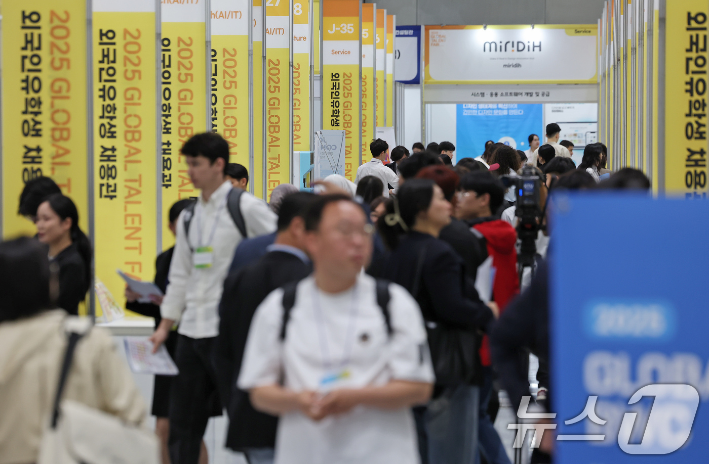 (서울=뉴스1) 장수영 기자 = 19일 오전 서울 강남구 코엑스에서 열린 2025 글로벌 탤런트 페어(GLOBAL TALENT FAIR) 채용박람회를 찾은 구직자들이 기업별 부스를 …