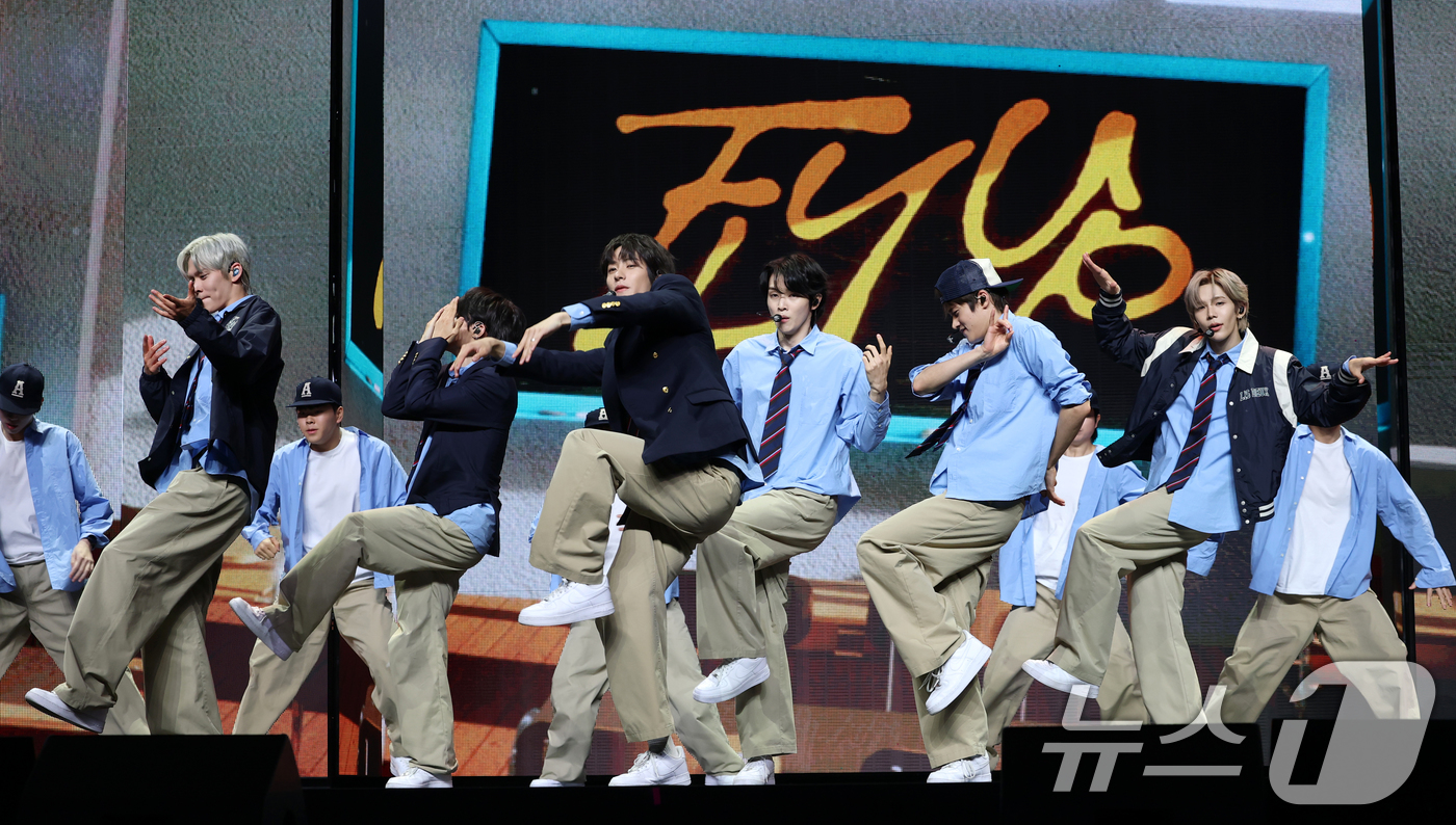 (서울=뉴스1) 권현진 기자 = 라이즈(RIIZE)가 19일 오전 서울 용산구 블루스퀘어에서 가진 첫 정규 앨범 '오디세이(ODYSSEY)' 발매 기념 쇼케이스에서 타이틀 곡 'F …