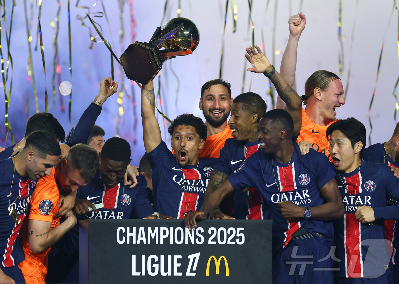 (파리 로이터=뉴스1) 우동명 기자 = 이강인이 18일(현지시간) 파리의 파르크 데 프랭스에서 열린 PSG의 리그1 우승 기념 행사에 참석해 동료들과 기뻐하고 있다. 2025.05 …