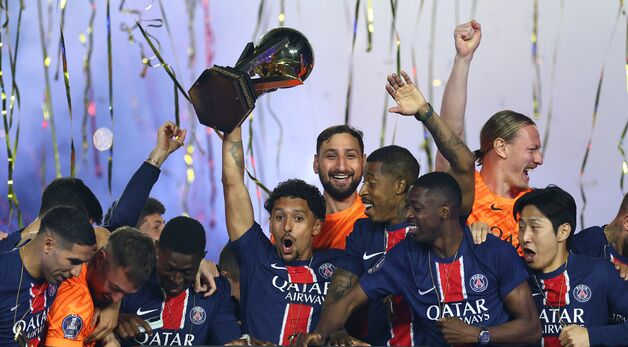 [포토] PSG 리그1 우승 행사서 동료들과 환호하는 이강인