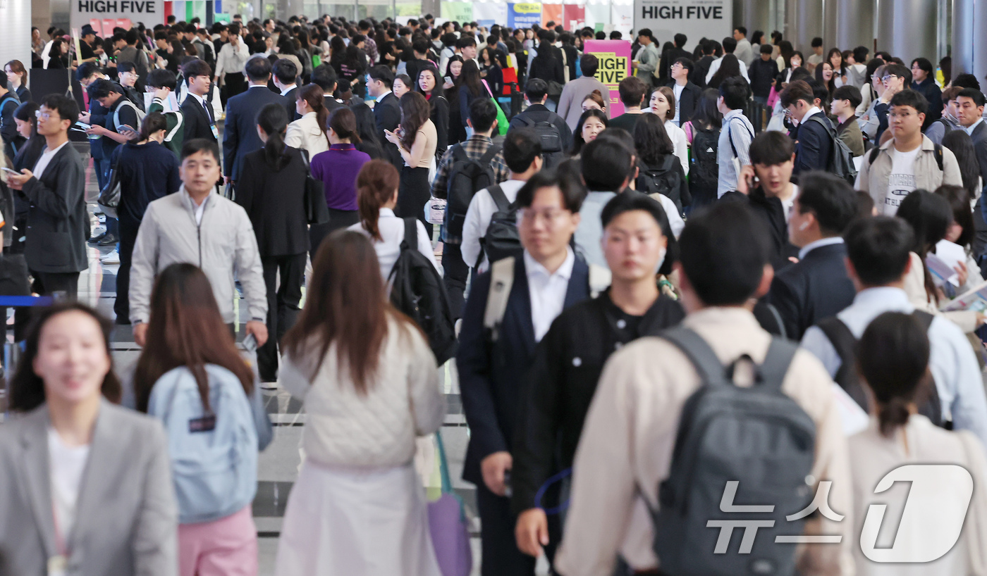 (서울=뉴스1) 장수영 기자 = 19일 오전 서울 강남구 코엑스에서 열린 2025 글로벌 탤런트 페어(GLOBAL TALENT FAIR) 채용박람회 출입구가 구직자로 붐비고 있다. …