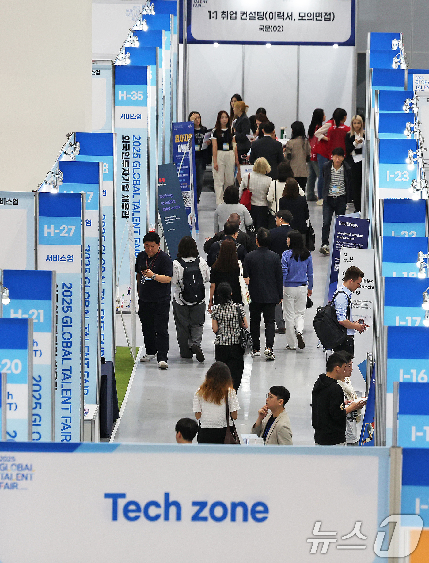 (서울=뉴스1) 장수영 기자 = 19일 오전 서울 강남구 코엑스에서 열린 2025 글로벌 탤런트 페어(GLOBAL TALENT FAIR) 채용박람회를 찾은 구직자들이 기업별 부스를 …