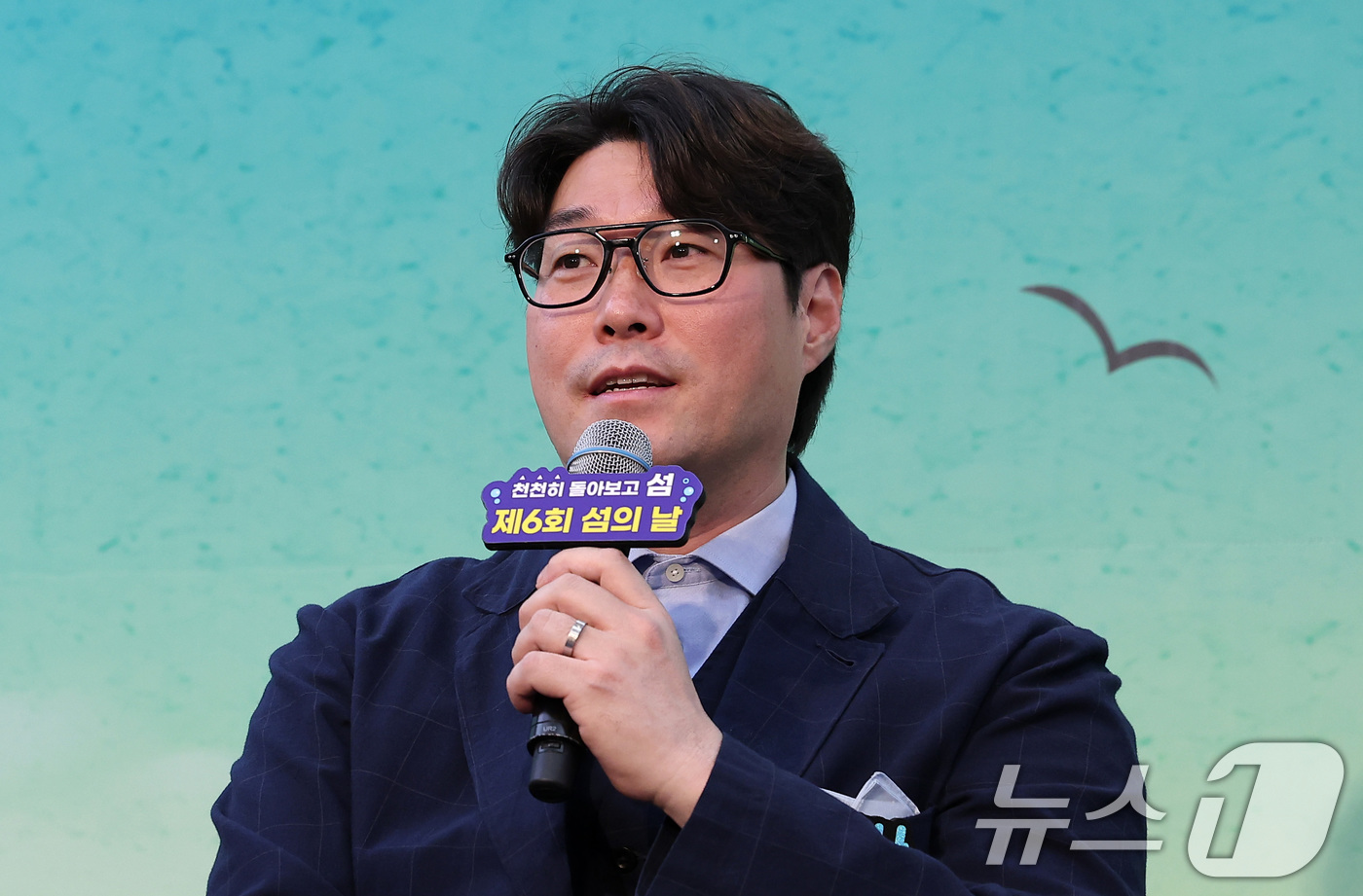 (서울=뉴스1) 김성진 기자 = 오세득 셰프가 19일 서울 종로구 정부서울청사에서 열린 제6회 섬의 날 행사 홍보대사 위촉식에서 홍보대사 위촉 소감을 전하고 있다. 2025.5.1 …