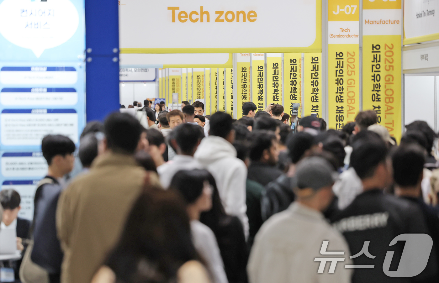(서울=뉴스1) 장수영 기자 = 19일 오전 서울 강남구 코엑스에서 열린 2025 글로벌 탤런트 페어(GLOBAL TALENT FAIR) 채용박람회를 찾은 구직자들이 기업별 부스를 …
