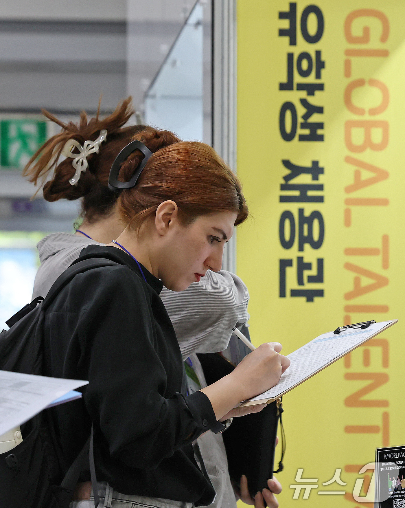 (서울=뉴스1) 장수영 기자 = 19일 오전 서울 강남구 코엑스에서 열린 2025 글로벌 탤런트 페어(GLOBAL TALENT FAIR) 채용박람회를 찾은 외국인 구직자가 채용 기 …