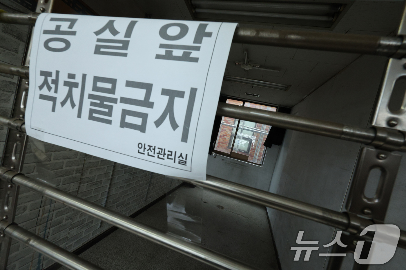 (서울=뉴스1) 신웅수 기자 = 19일 서울 용산구의 한 전자상가에 공실 안내문이 붙어 있다.한국부동산원에 따르면 서울 주요 상권을 포함해 신도시와 지방까지 상가 공실률이 빠르게 …