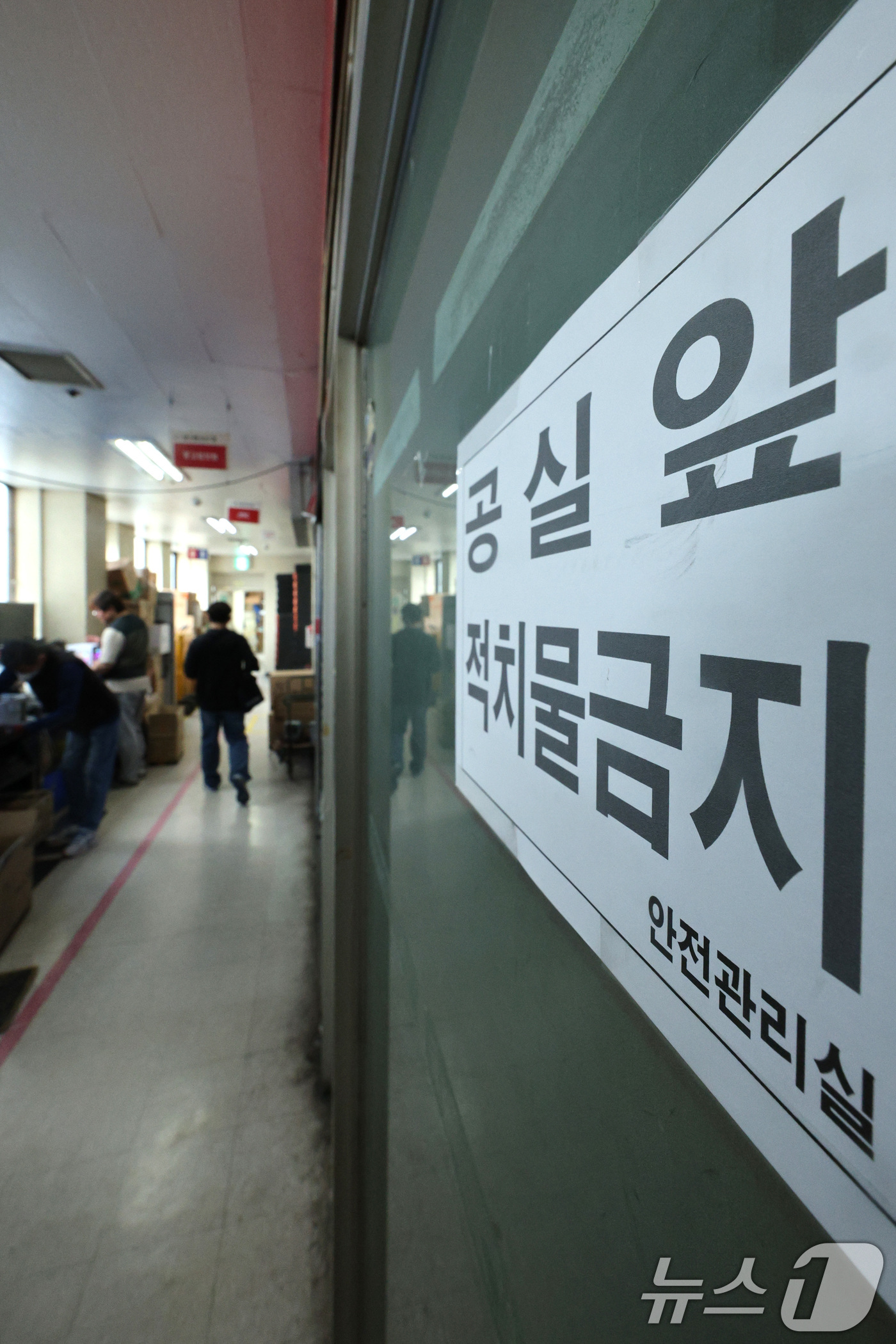 (서울=뉴스1) 신웅수 기자 = 19일 서울 용산구의 한 전자상가에 공실 안내문이 붙어 있다.한국부동산원에 따르면 서울 주요 상권을 포함해 신도시와 지방까지 상가 공실률이 빠르게 …