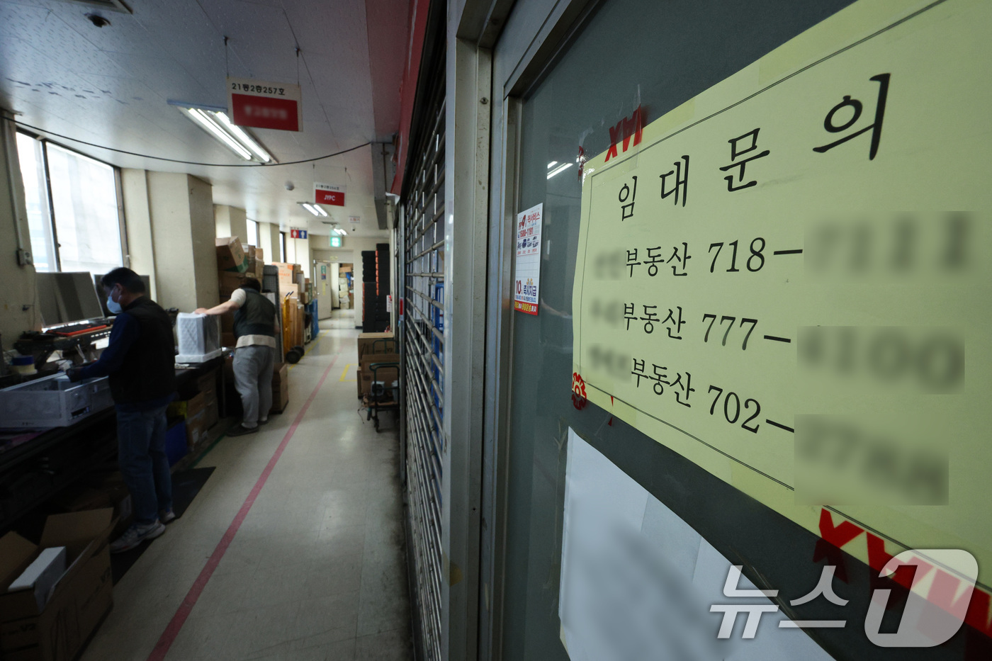 (서울=뉴스1) 신웅수 기자 = 19일 서울 용산구의 한 전자상가에 임대 안내문이 붙어 있다.한국부동산원에 따르면 서울 주요 상권을 포함해 신도시와 지방까지 상가 공실률이 빠르게 …