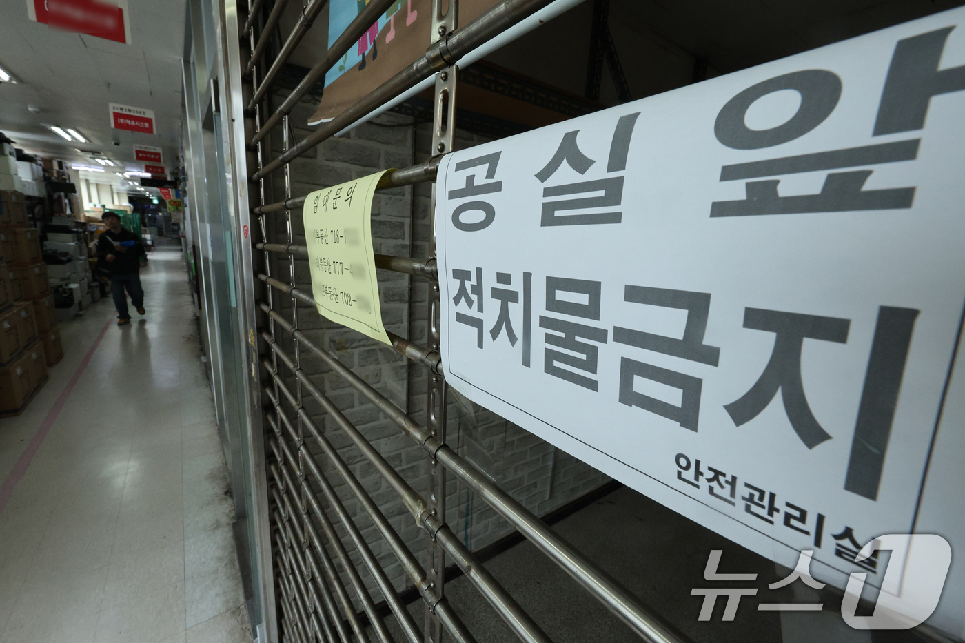 (서울=뉴스1) 신웅수 기자 = 19일 서울 용산구의 한 전자상가에 공실 안내문이 붙어 있다.한국부동산원에 따르면 서울 주요 상권을 포함해 신도시와 지방까지 상가 공실률이 빠르게 …