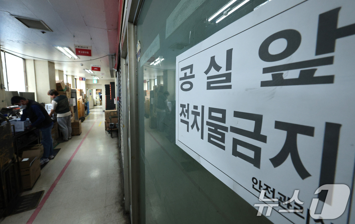 (서울=뉴스1) 신웅수 기자 = 19일 서울 용산구의 한 전자상가에 공실 안내문이 붙어 있다.한국부동산원에 따르면 서울 주요 상권을 포함해 신도시와 지방까지 상가 공실률이 빠르게 …