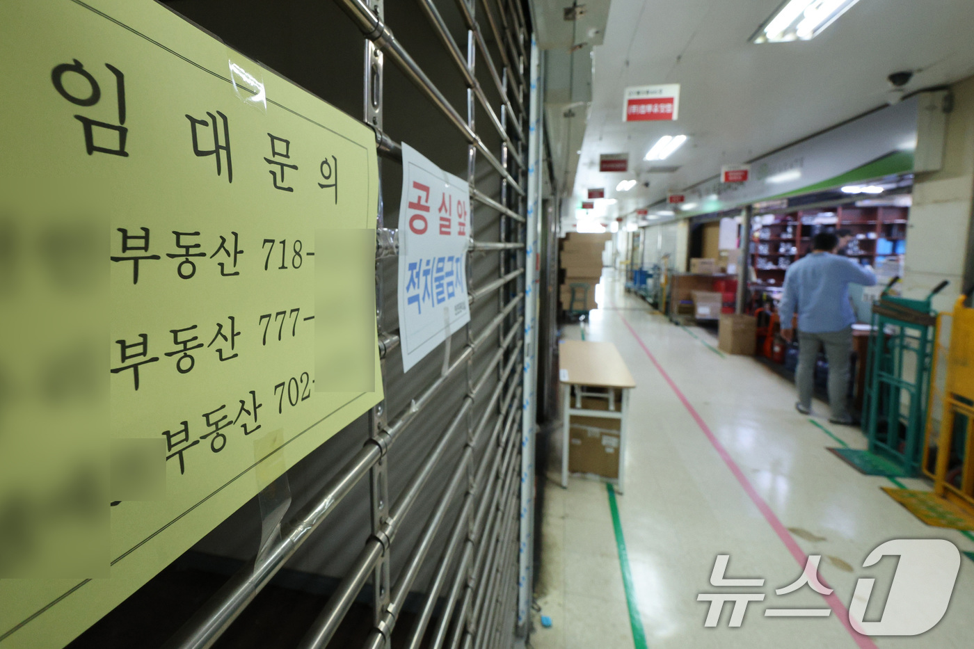 (서울=뉴스1) 신웅수 기자 = 19일 서울 용산구의 한 전자상가에 임대 안내문이 붙어 있다.한국부동산원에 따르면 서울 주요 상권을 포함해 신도시와 지방까지 상가 공실률이 빠르게 …