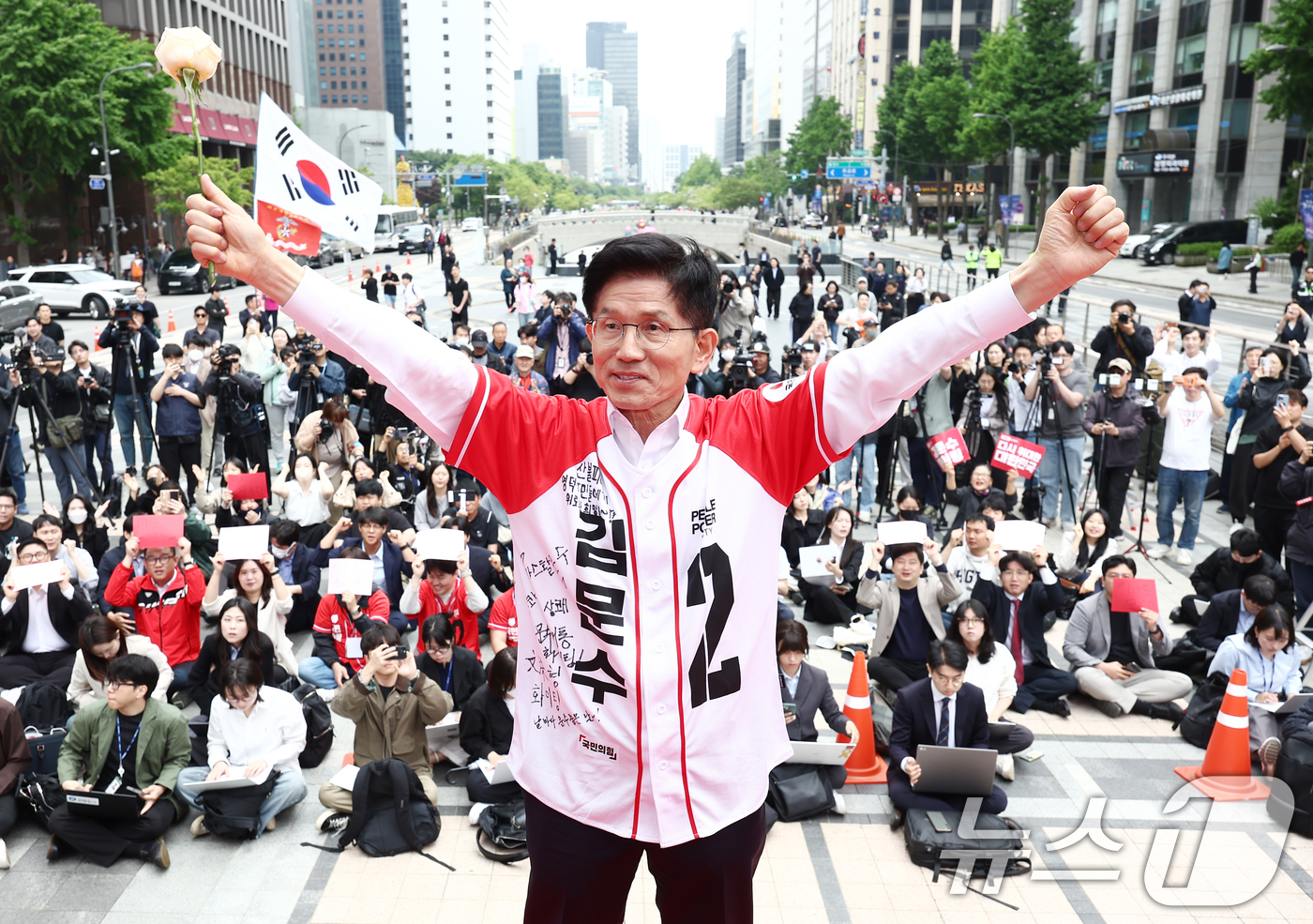 (서울=뉴스1) 김민지 기자 = 김문수 국민의힘 대통령 후보가 19일 오전 서울 중구 청계광장 소라탑 앞에서 '청년이 바라는 대한민국' 정책 공약 발표를 마치고 주먹을 불끈 쥐어 …