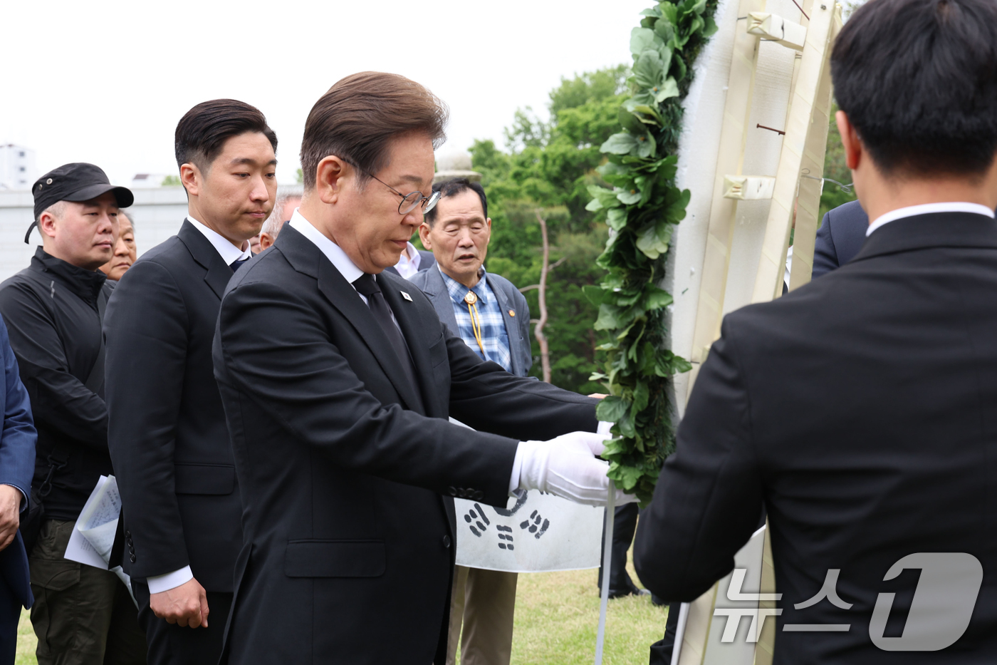 (서울=뉴스1) 안은나 기자 = 이재명 더불어민주당 대통령 후보가 19일 서울 용산구 백범김구 묘역을 방문해 헌화하고 있다. (공동취재) 2025.5.19/뉴스1