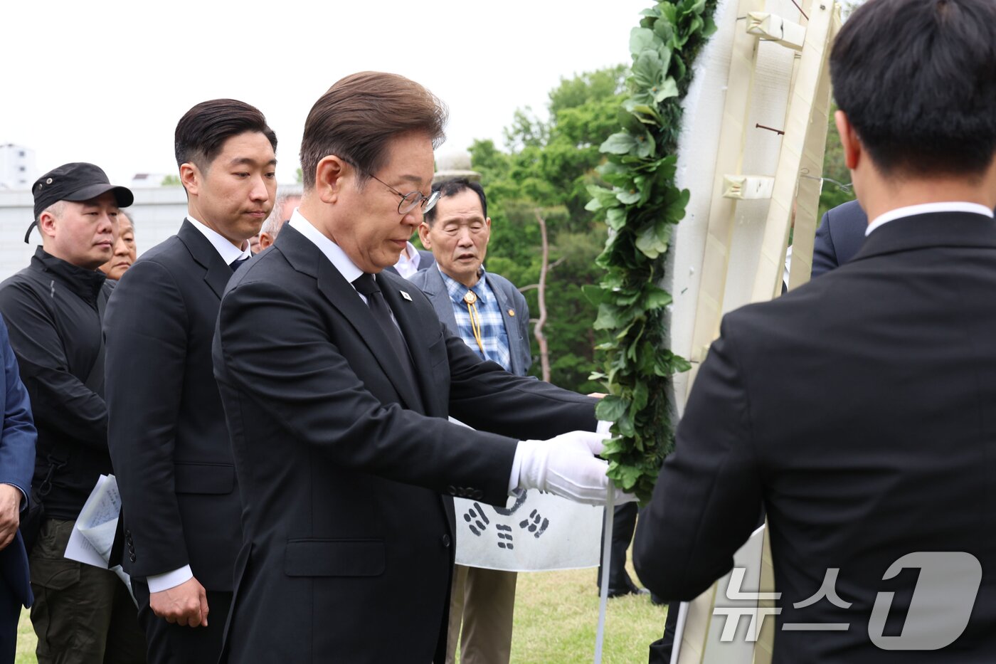 본문 이미지 - 이재명 더불어민주당 대통령 후보가 19일 서울 용산구 백범김구 묘역을 방문해 헌화하고 있다. &#40;공동취재&#41; 2025.5.19/뉴스1 ⓒ News1 안은나 기자