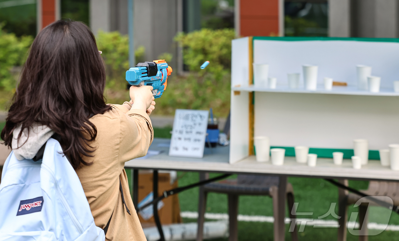 (서울=뉴스1) 김도우 기자 = 19일 서울 동작구 중앙대학교 축제장에서 학생들이 부스 체험을 하고 있다. 2025.5.19/뉴스1