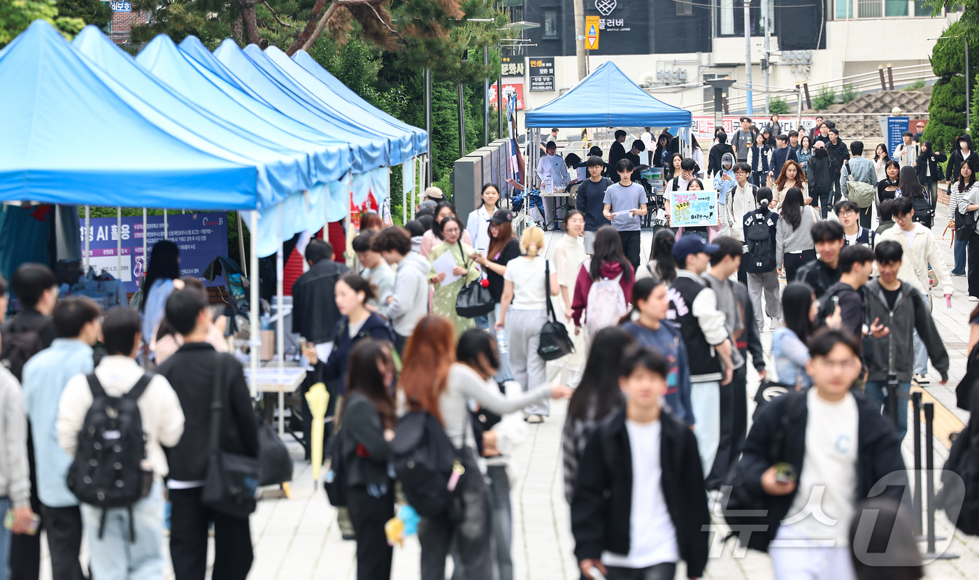 (서울=뉴스1) 김도우 기자 = 19일 서울 동작구 중앙대학교 축제장이 학생들로 붐비고 있다. 2025.5.19/뉴스1