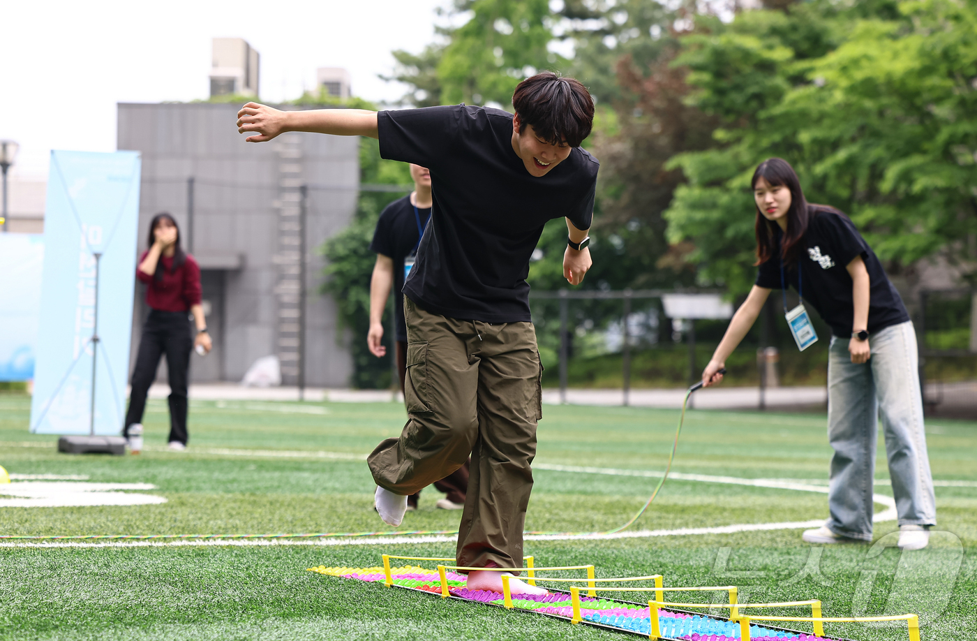 (서울=뉴스1) 김도우 기자 = 19일 서울 동작구 중앙대학교 축제장에서 학생들이 미션달리기를 하고 있다. 2025.5.19/뉴스1