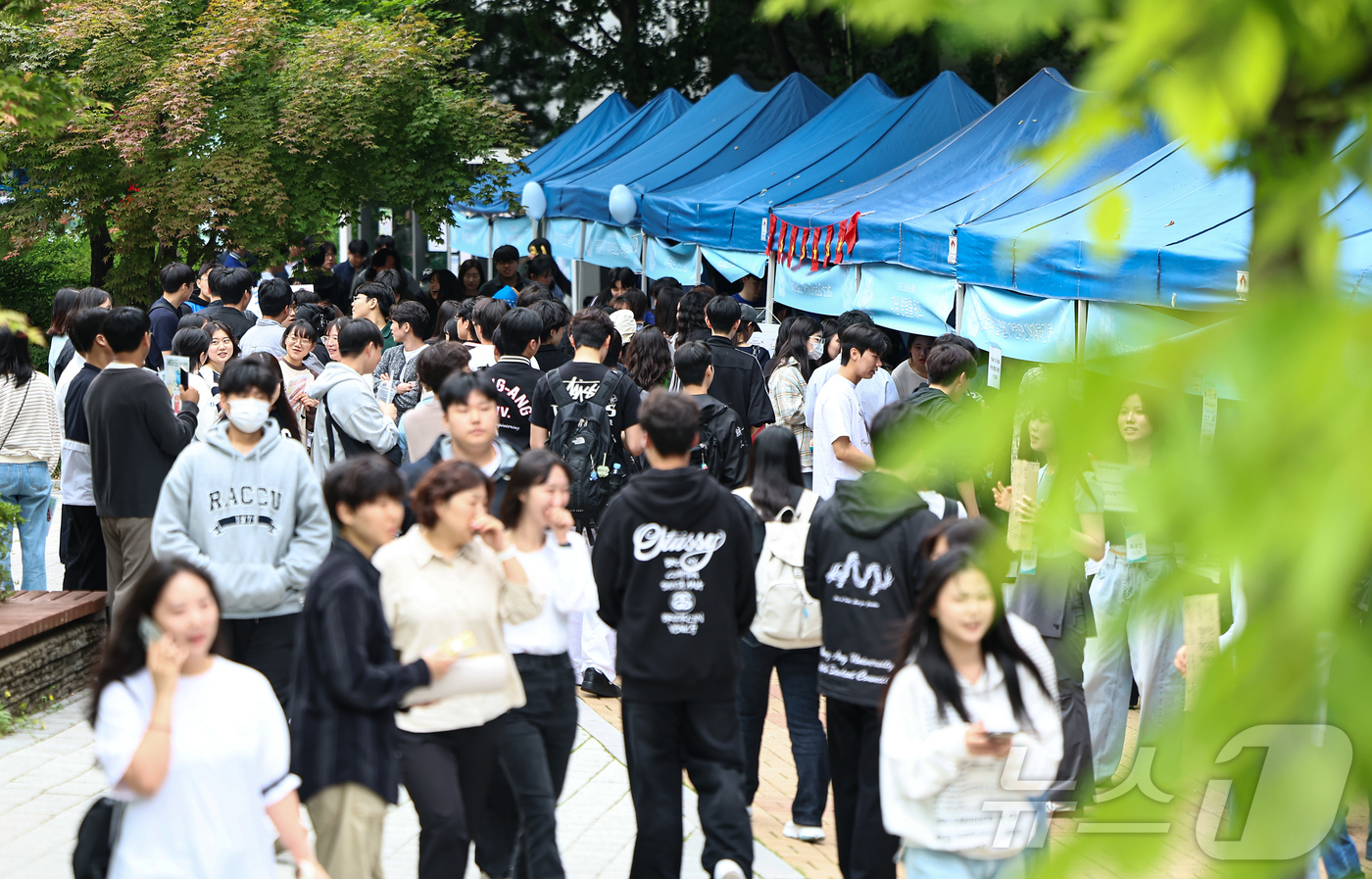 (서울=뉴스1) 김도우 기자 = 19일 서울 동작구 중앙대학교 축제장이 학생들로 붐비고 있다. 2025.5.19/뉴스1