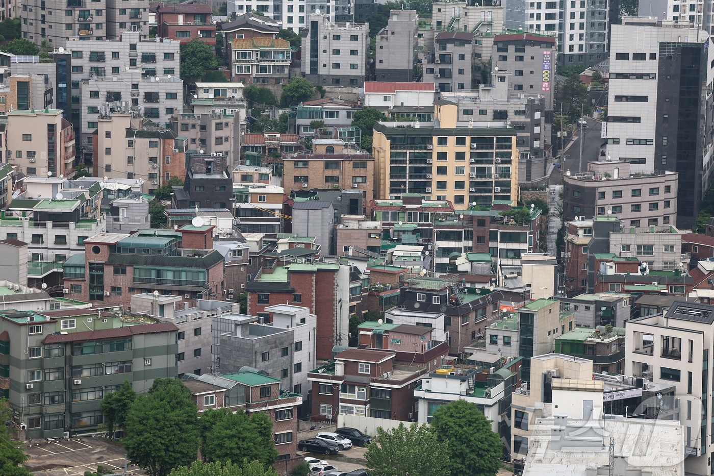 (서울=뉴스1) 김도우 기자 = 서울시가 침체한 건설 경기를 살리고 열악한 주거환경 개선에 속도를 내기 위해 소규모 건축물의 용적률을 3년간 최고 300%까지 완화한다.시는 지난 …