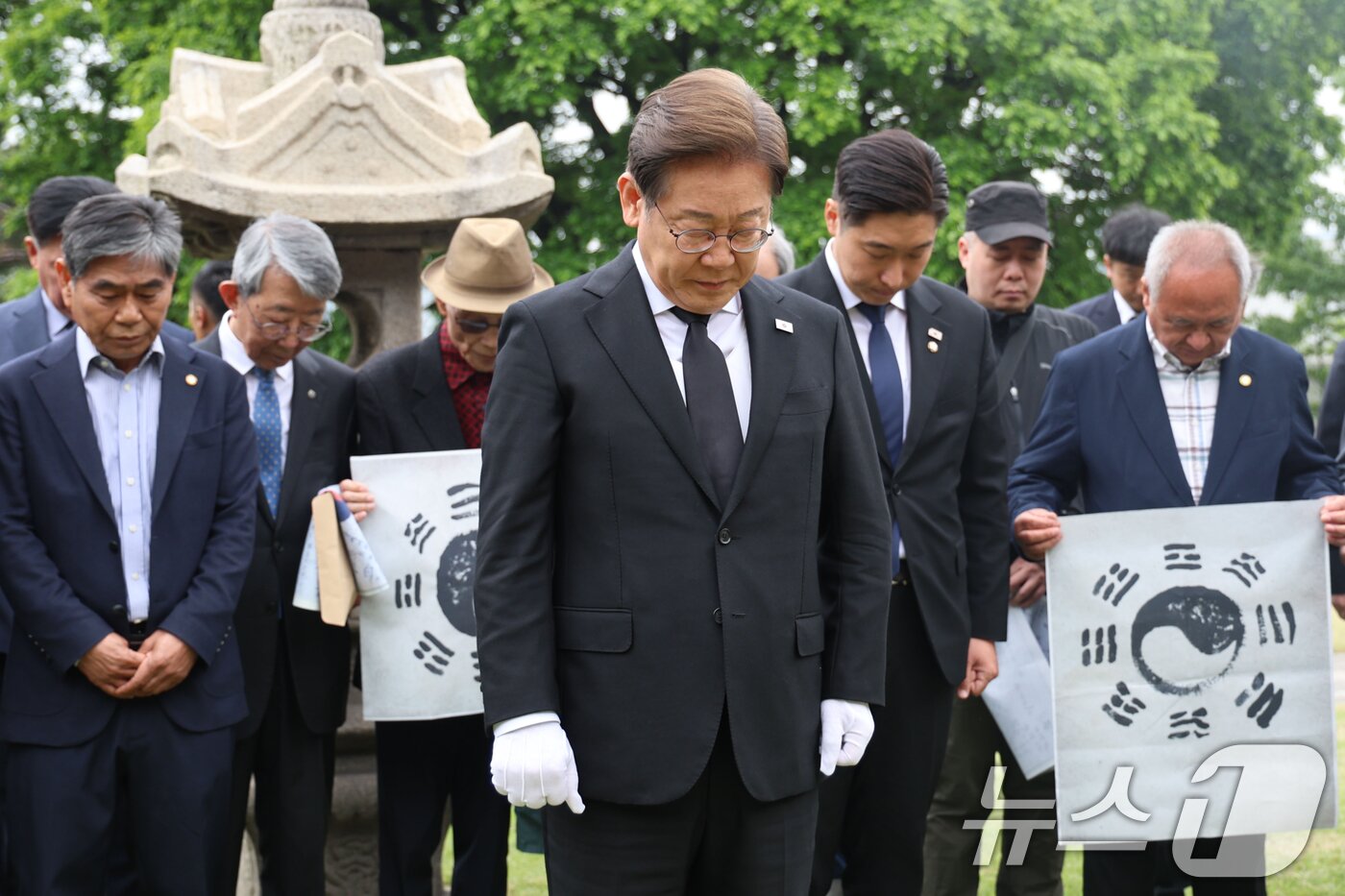 본문 이미지 - 이재명 더불어민주당 대통령 후보가 19일 서울 용산구 백범김구 묘역을 찾아 묵념하고 있다. &#40;공동취재&#41; 2025.5.19/뉴스1 ⓒ News1 안은나 기자