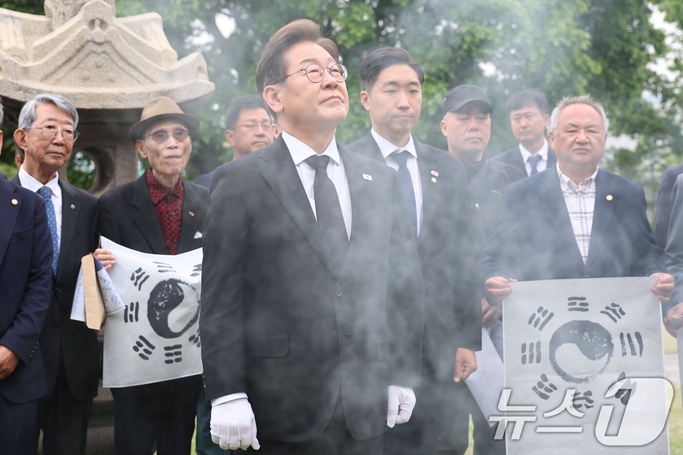 본문 이미지 - 이재명 더불어민주당 대통령 후보가 19일 서울 용산구 백범김구 묘역을 찾아 참배하고 있다. &#40;공동취재&#41; 2025.5.19/뉴스1 ⓒ News1 안은나 기자