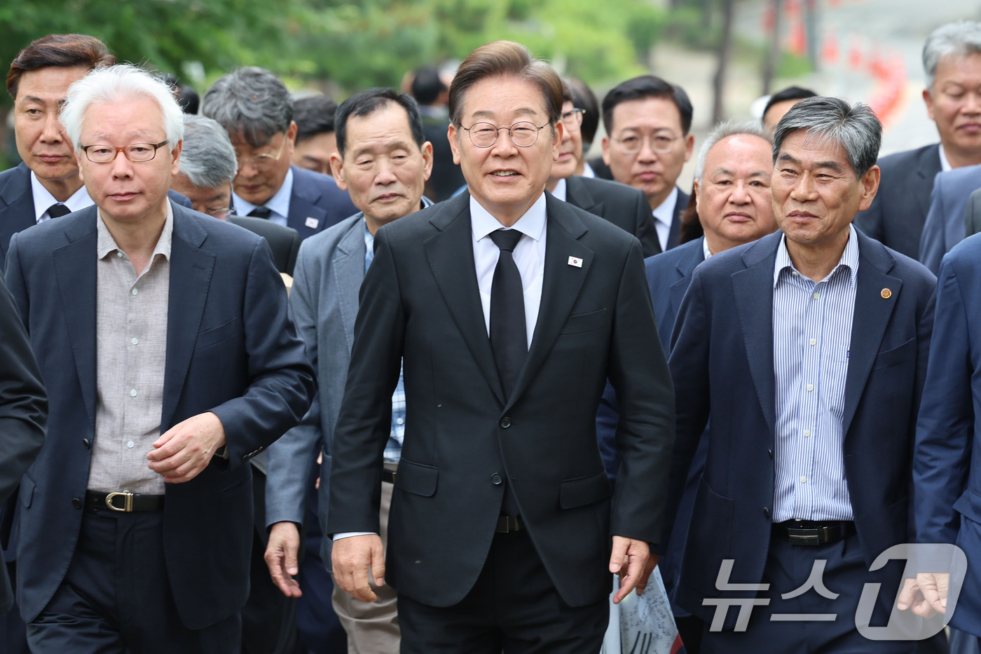 (서울=뉴스1) 안은나 기자 = 이재명 더불어민주당 대통령 후보가 19일 서울 용산구 백범김구 묘역을 찾아 독립운동가 후손들과 참배하기 위해 이동하고 있다. (공동취재) 2025. …