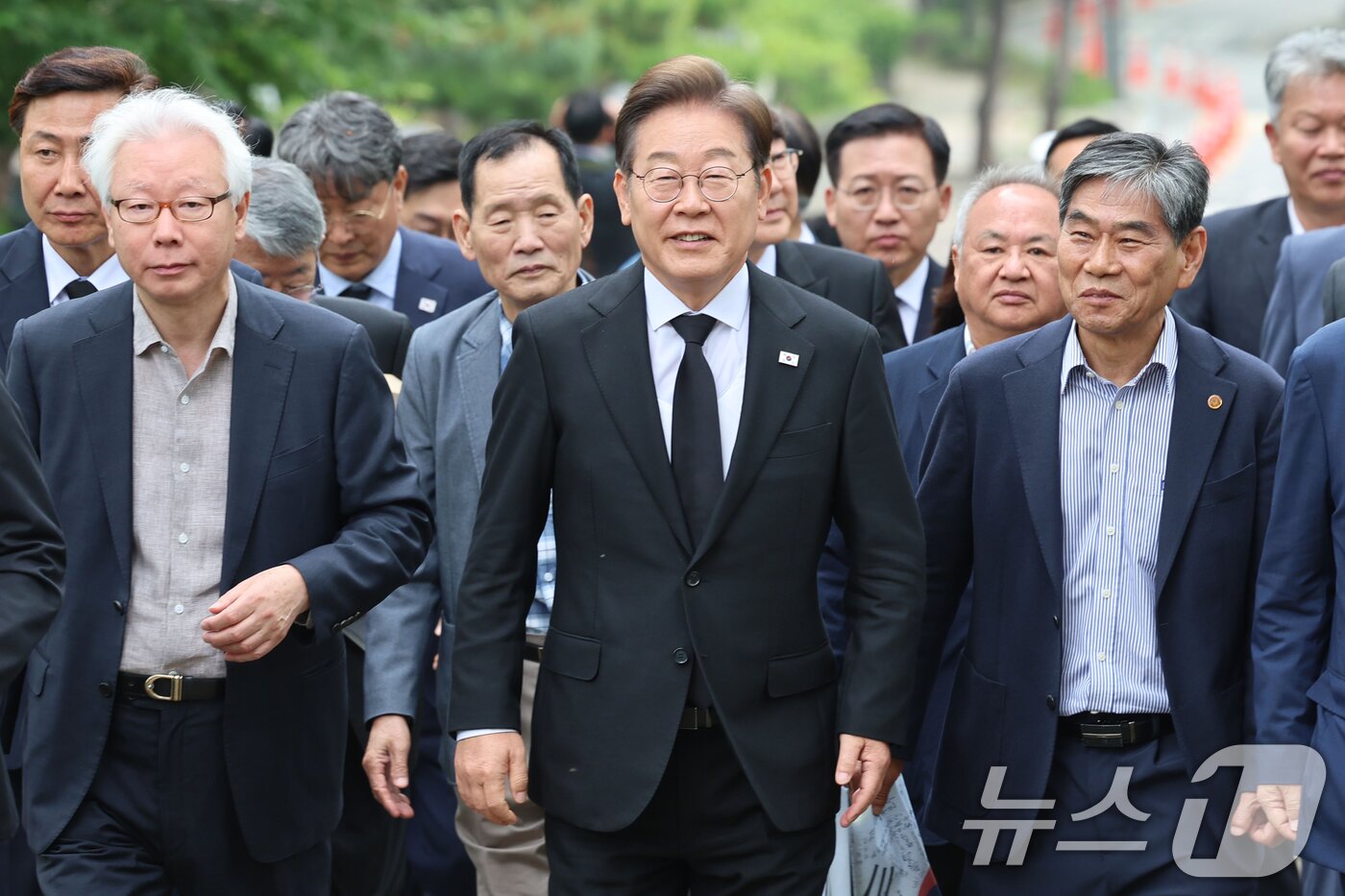 본문 이미지 - 이재명 더불어민주당 대통령 후보가 19일 서울 용산구 백범김구 묘역을 찾아 독립운동가 후손들과 참배하기 위해 이동하고 있다. &#40;공동취재&#41; 2025.5.19/뉴스1 ⓒ News1 안은나 기자