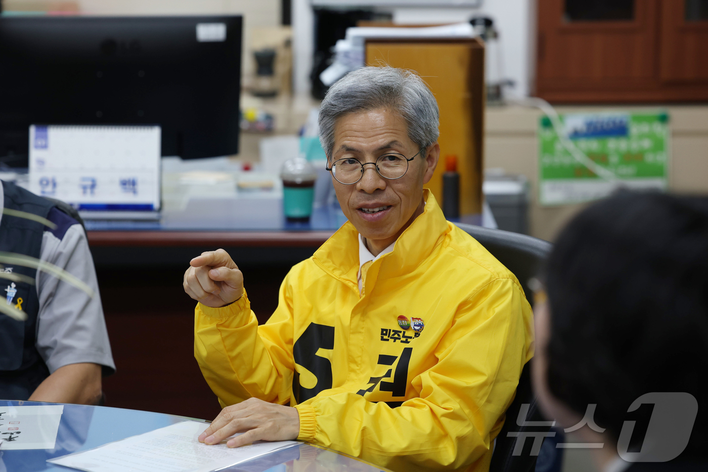 (서울=뉴스1) = 권영국 민주노동당 대통령 후보가 19일 오전 정책협약을 체결을 위해 인천 부평구 한국지엠(GM) 부평공장을 찾아 안규백 전국금속노동조합 한국지엠지부장 등과 대화 …