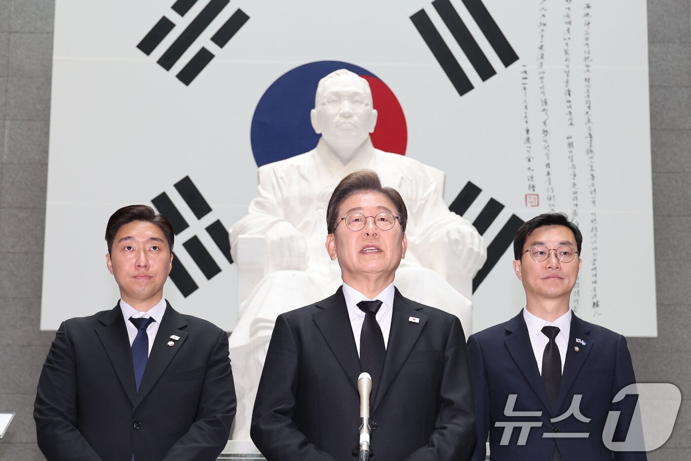 본문 이미지 - 이재명 더불어민주당 대통령 후보가 19일 서울 용산구 백범김구 묘역을 방문해 참배를 마친 뒤 백브리핑을 하고 있다. (공동취재) 2025.5.19/뉴스1 ⓒ News1 안은나 기자