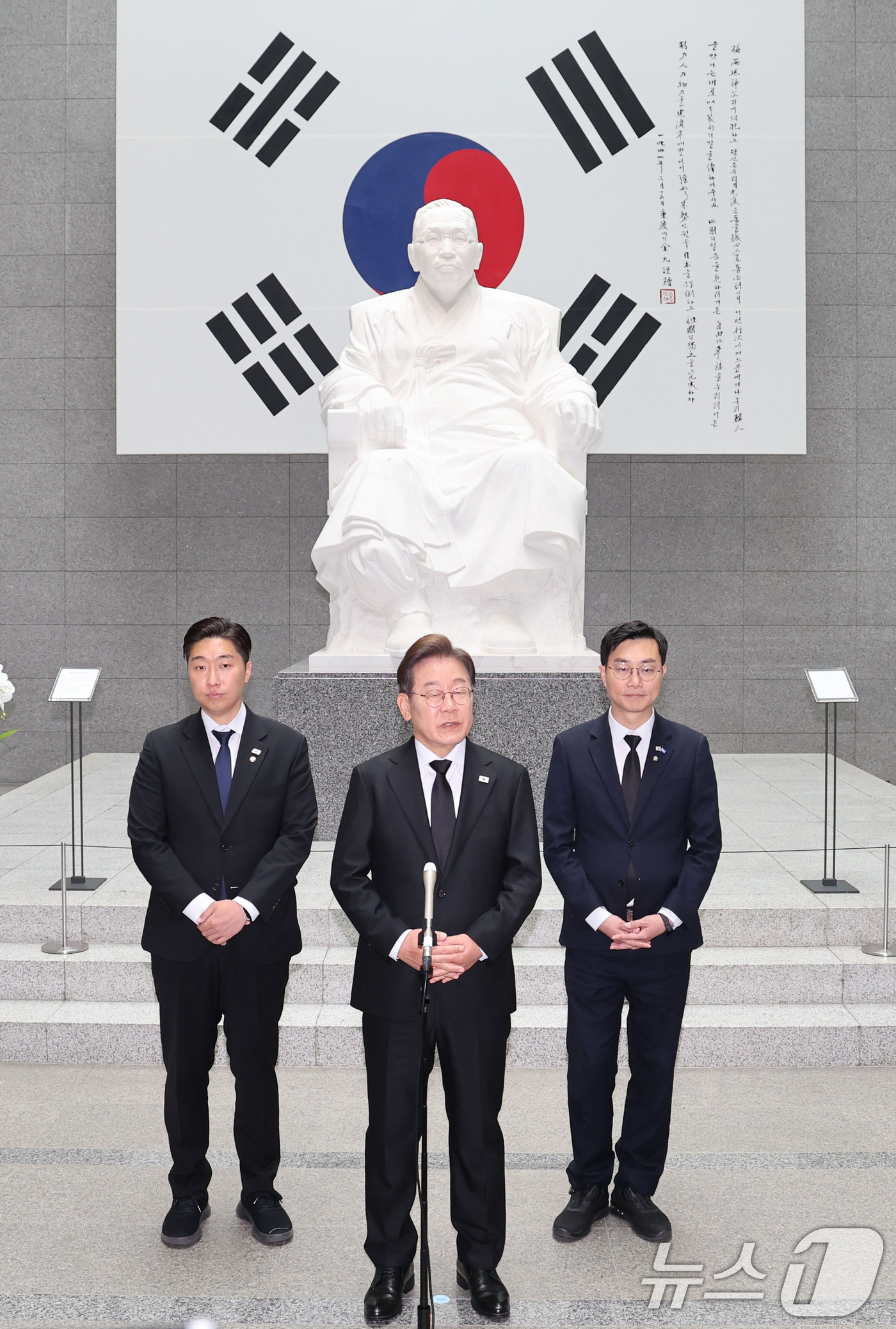 (서울=뉴스1) 안은나 기자 = 이재명 더불어민주당 대통령 후보가 19일 서울 용산구 백범김구 묘역을 방문해 참배를 마친 뒤 백브리핑을 하고 있다. (공동취재) 2025.5.19/ …