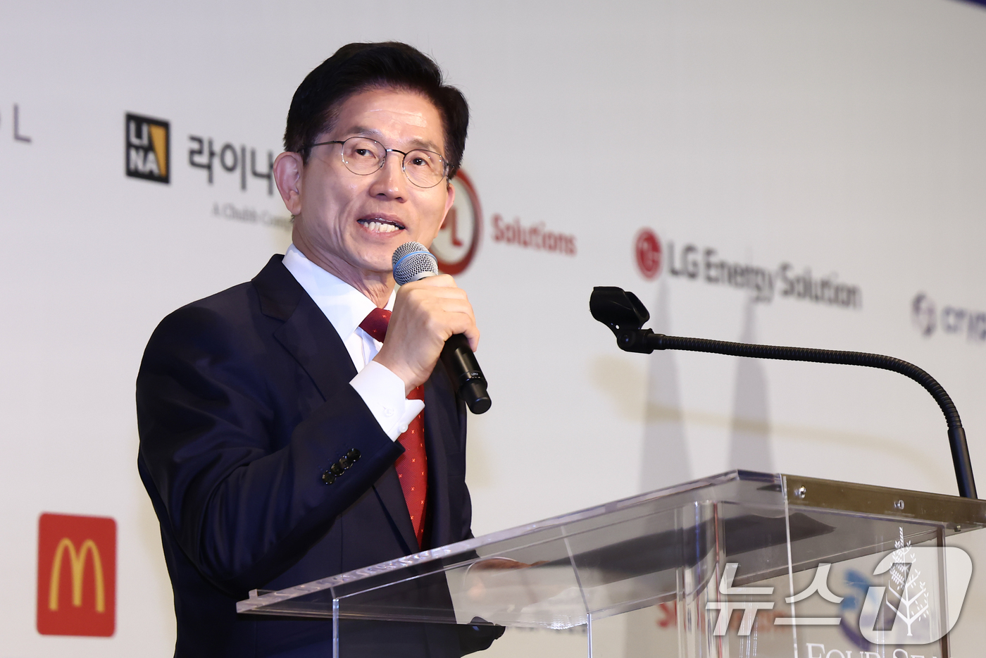 (서울=뉴스1) 김민지 기자 = 김문수 국민의힘 대통령 후보가 19일 서울 종로구 포시즌스호텔에서 열린 주한미국상공회의소(암참) 간담회에서 인사말을 하고 있다. 2025.5.19/ …