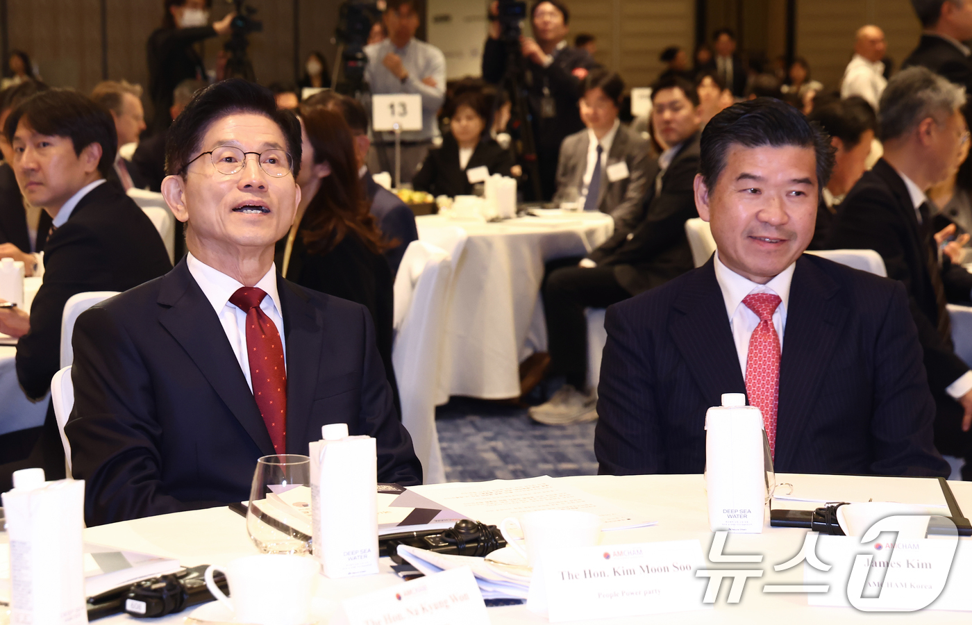 (서울=뉴스1) 김민지 기자 = 김문수 국민의힘 대통령 후보가 19일 서울 종로구 포시즌스호텔에서 열린 주한미국상공회의소(암참) 간담회에서 제임스 김 암참 회장과 자리하고 있다. …