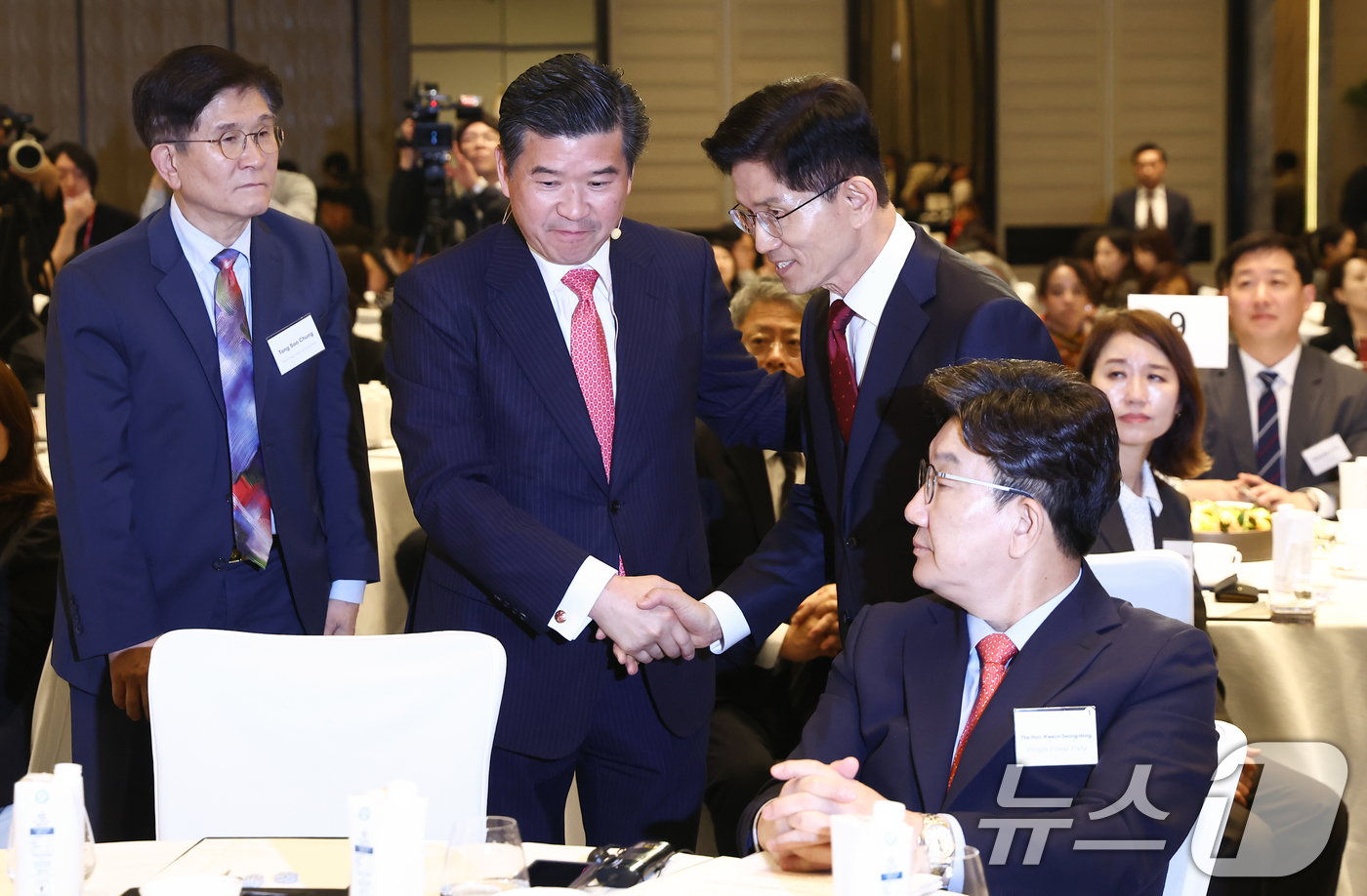 (서울=뉴스1) 김민지 기자 = 김문수 국민의힘 대통령 후보가 19일 서울 종로구 포시즌스호텔에서 열린 주한미국상공회의소(암참) 간담회에서 인사말을 마치고 제임스 김 암참 회장과 …