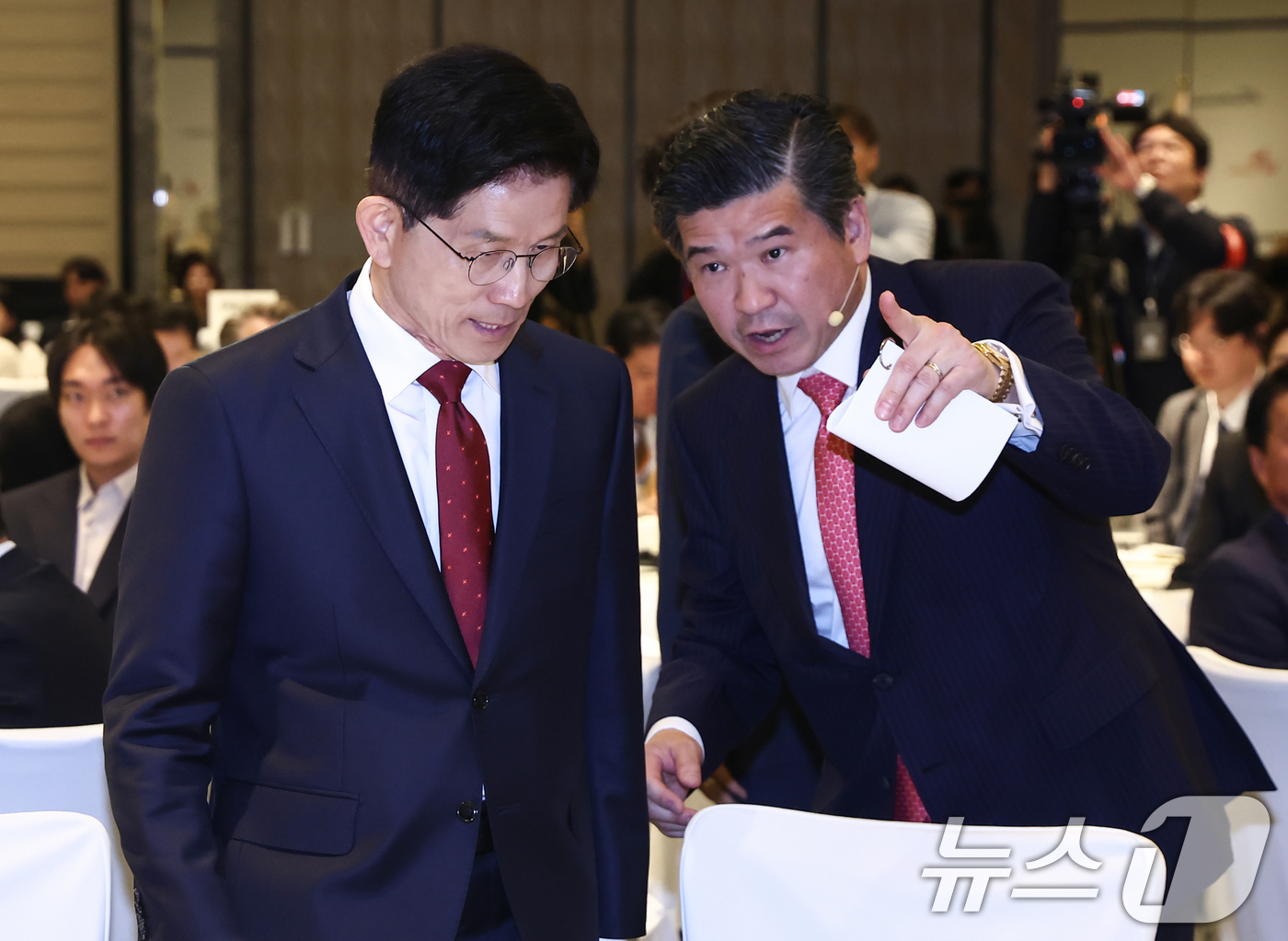 (서울=뉴스1) 김민지 기자 = 김문수 국민의힘 대통령 후보가 19일 서울 종로구 포시즌스호텔에서 열린 주한미국상공회의소(암참) 간담회에서 인사말을 마치고 제임스 김 암참 회장의 …