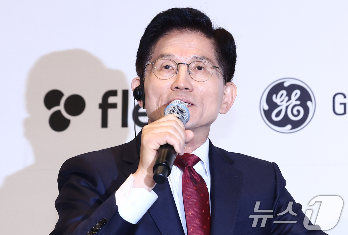 (서울=뉴스1) 김민지 기자 = 김문수 국민의힘 대통령 후보가 19일 서울 종로구 포시즌스호텔에서 열린 주한미국상공회의소(암참) 간담회에서 제임스 김 암참 회장과 대담하고 있다. …