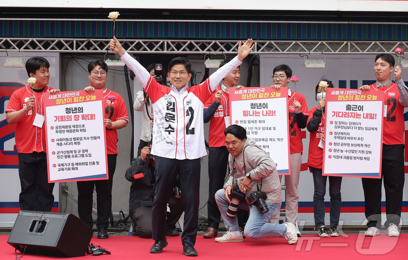 (서울=뉴스1) 김민지 기자 = 김문수 국민의힘 대통령 후보가 19일 오전 서울 중구 청계광장 소라탑 앞에서 '청년이 바라는 대한민국' 정책 공약 발표를 하고 있다. (공동취재) …