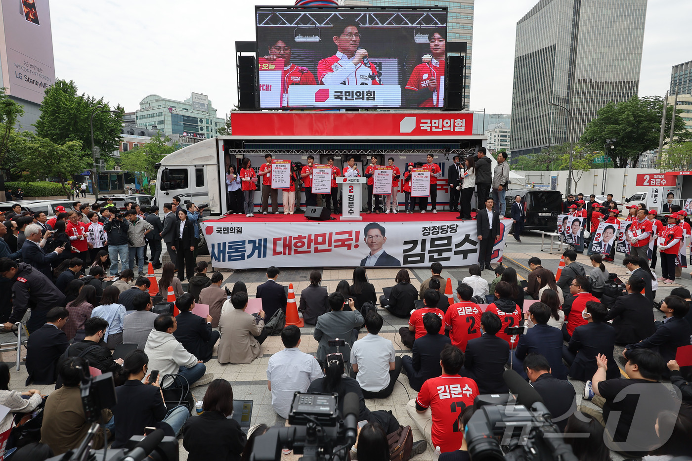 (서울=뉴스1) 김민지 기자 = 김문수 국민의힘 대통령 후보가 19일 오전 서울 중구 청계광장 소라탑 앞에서 '청년이 바라는 대한민국' 정책 공약 발표를 하고 있다. (공동취재) …
